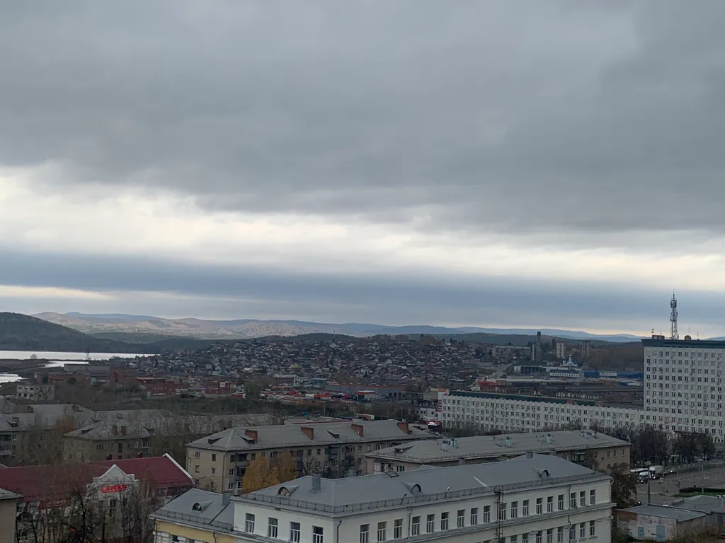 С видом на горы и реку Миасс