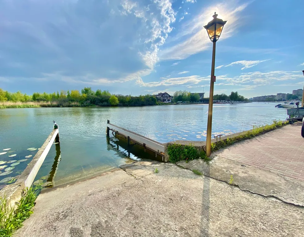 Эллинг у реки