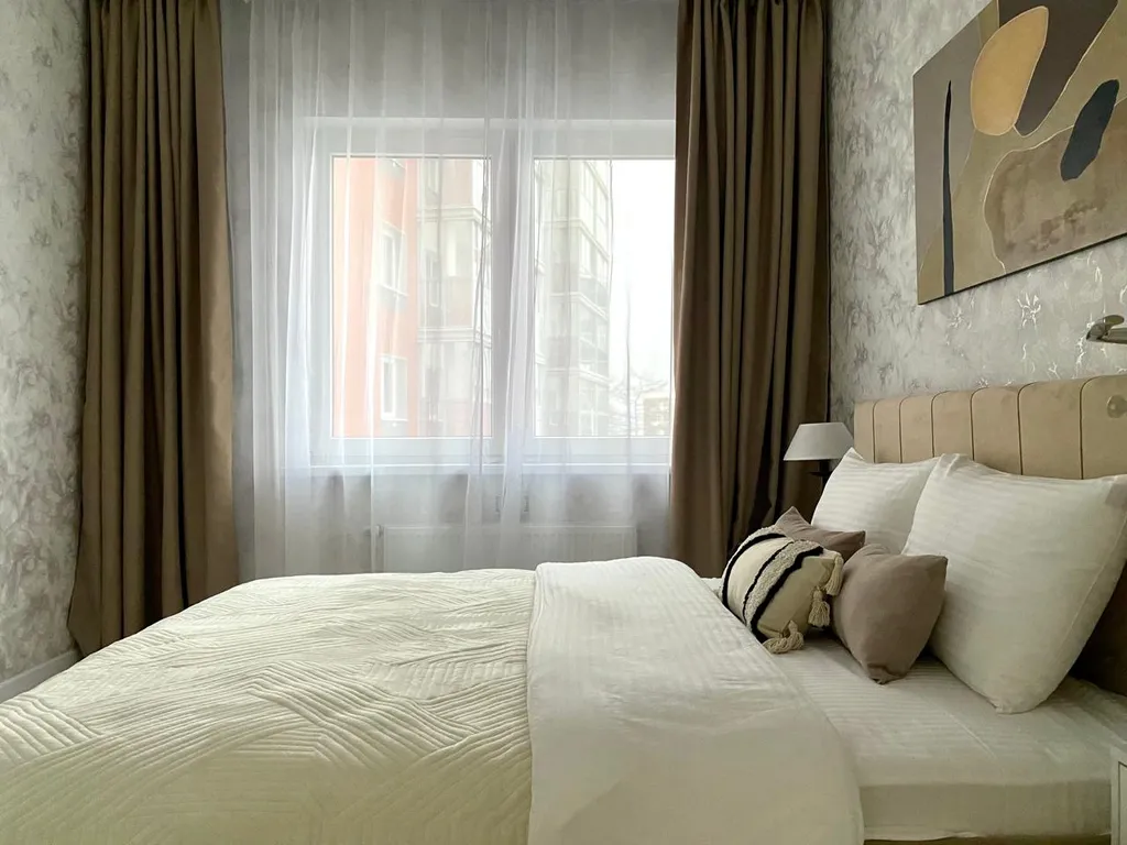 Трехкомнатная квартира Mocha Mousse недалеко от вокзала