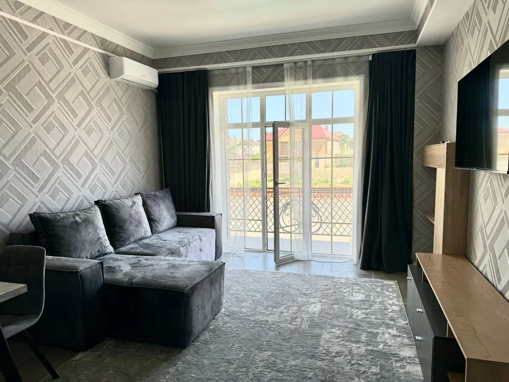 Квартира с бассейном у берега моря