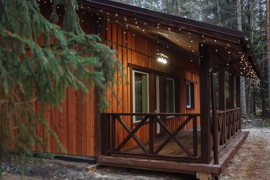 Уютный коттедж в сосновом лесу с видом на озеро