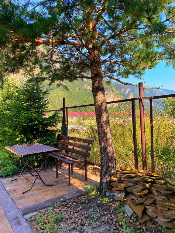 Веранда в окружении величественных гор