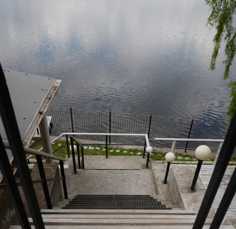 Вилла на берегу озера