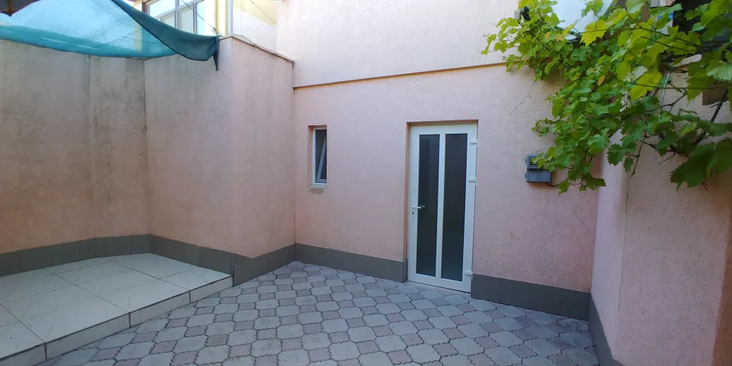 Жилой дом с внутренним двориком, рядом море