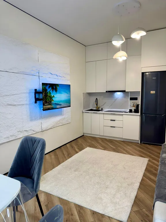 Эстетичная евродвушка рядом с Мегой