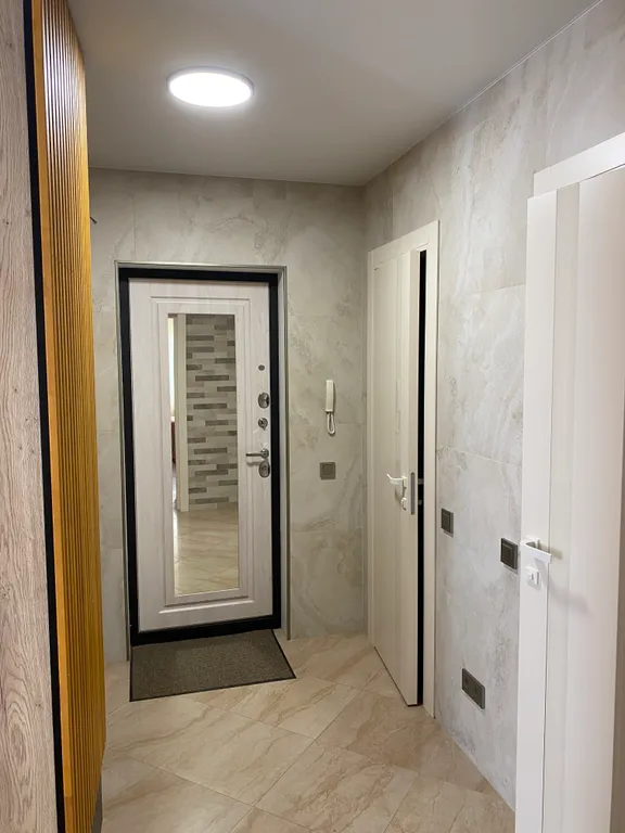 Двухкомнатные апартаменты в новостройке с витражным балконом