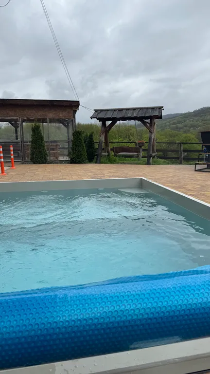 Дом на берегу реки с бассейном и видом