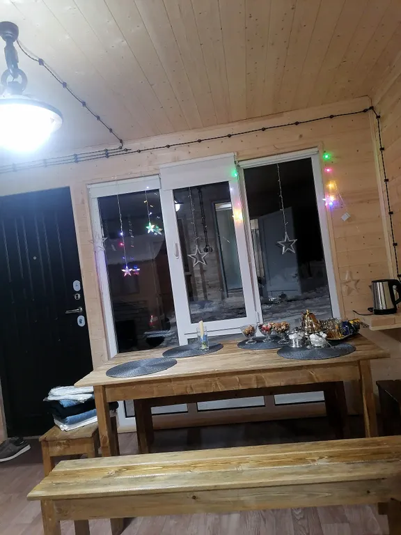 Барнхаус с видом из панорамных окон на красивый пейзаж Домбайских гор