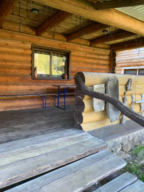 Усадьба Медвежий угол в лесу на берегу озера