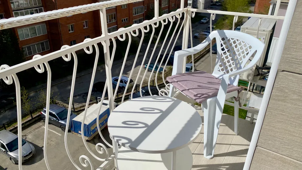 Ваш оазис спокойствия с видом на реку и горы в центре городской жизни