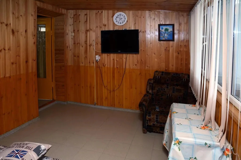 Двухкомнатный номер с балконом с видом на море в 20м от него