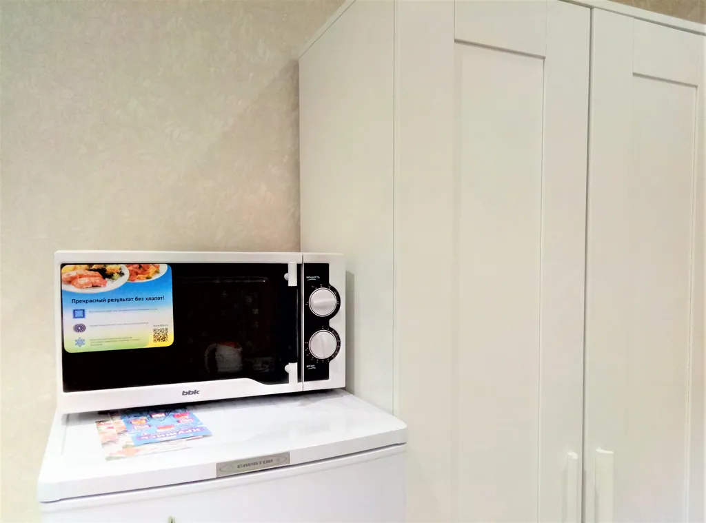 Уютная студия Мегаполис с большими окнами и плотными шторами