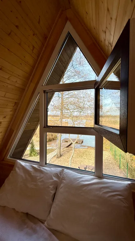 Уютный дом в лесу у озера вблизи от города