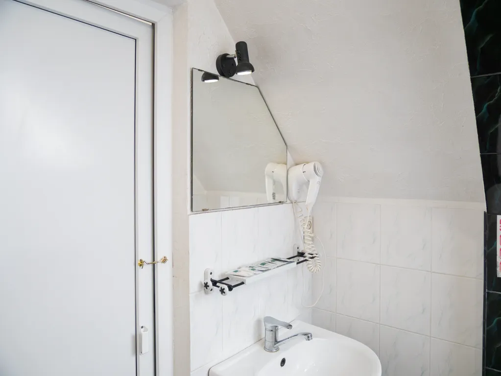 Комната с двумя односпальными кроватями в коттедже