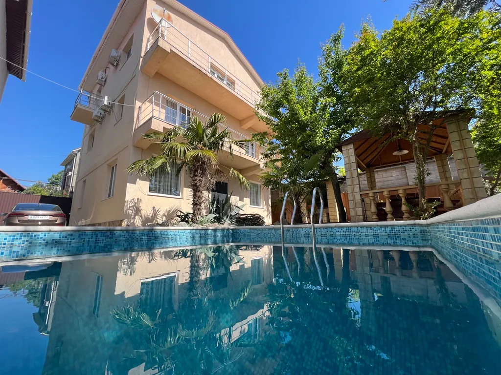 Дом с бассейном и баней