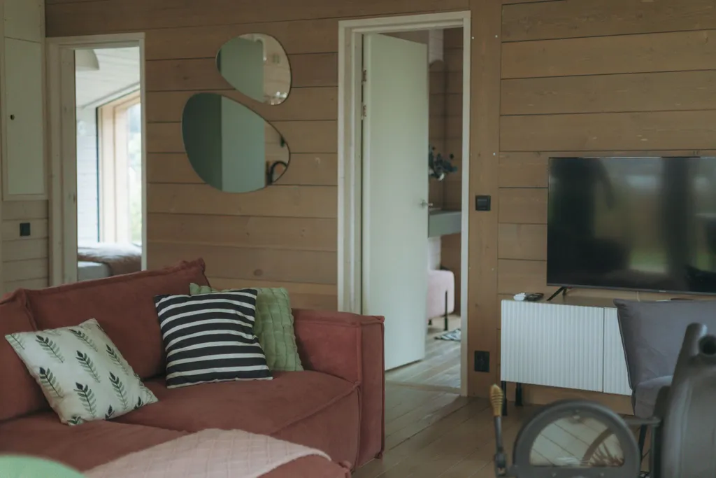 Дом с баней бочкой у воды и леса Green house