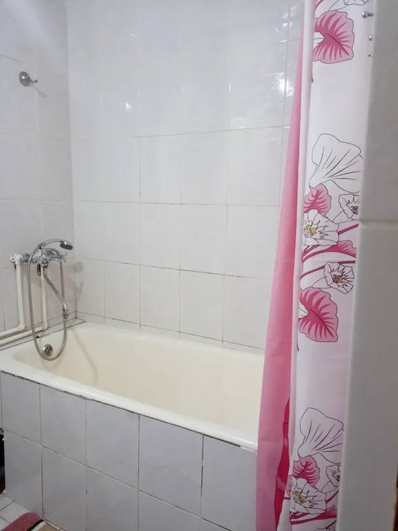 Рядом бассейн, парк