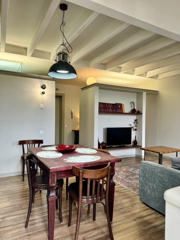 Двухуровневая квартира на набережной для большой компании