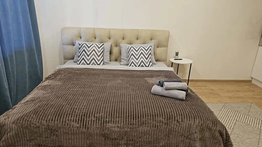 Гармония уюта: светлая студия с кроватью king size