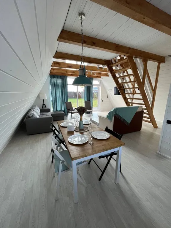 Уютный, современный домик в стиле а-фрейм