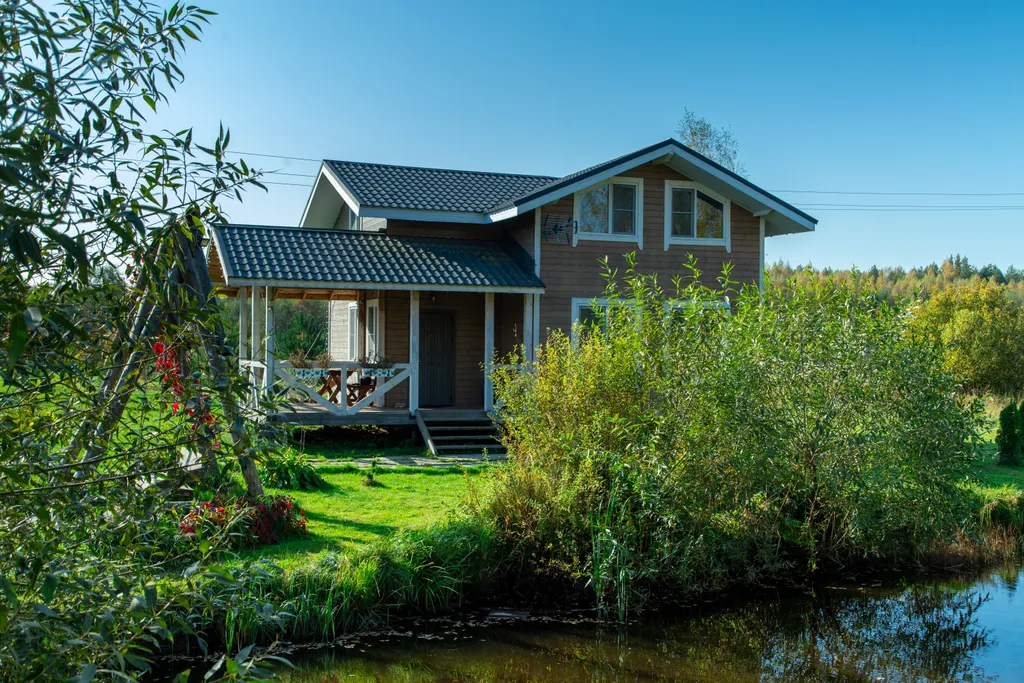 Дом у пруда