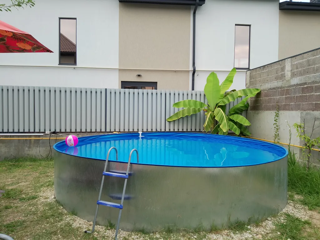 Дом с бассейном и террасой в коттеджном поселке