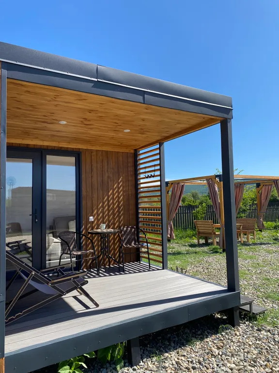 Домик в долине терм с видом на горы