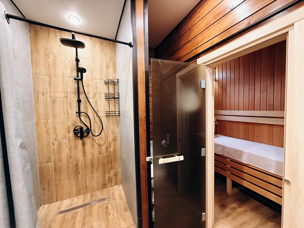 Абсолютно новый дом с баней, включена в стоимость, и горячей купелью