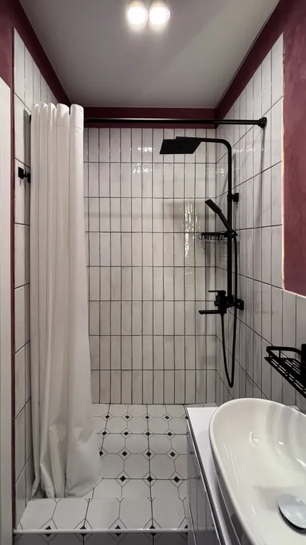 Большая светлая студия с дизайнерским ремонтом рядом с аэропортом