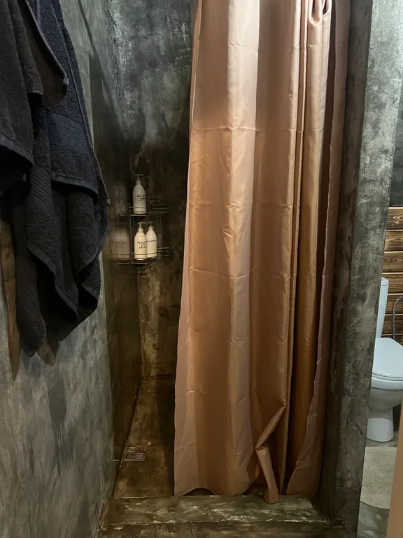 Уютный домик на берегу реки с горячим чаном