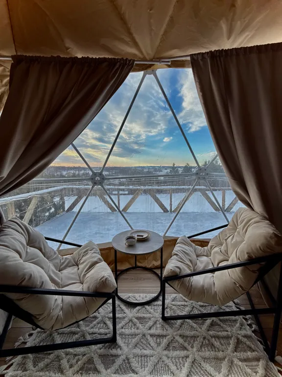 Купольный домик в окружении леса