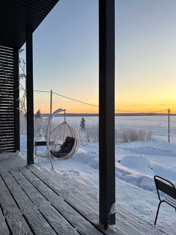 Студия с панорамными окнами с видом на озеро