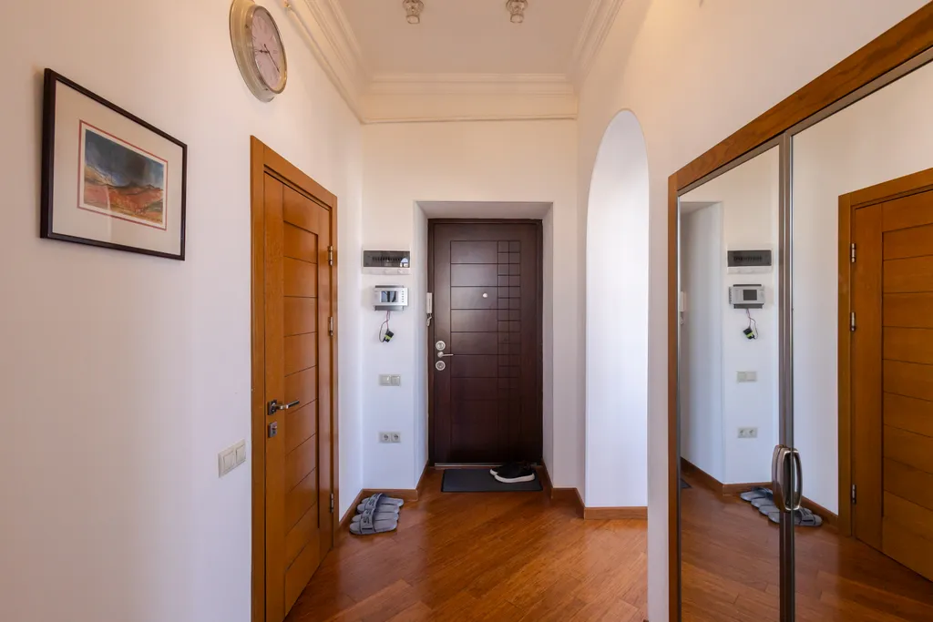 Апартаменты с видом на торговую улицу