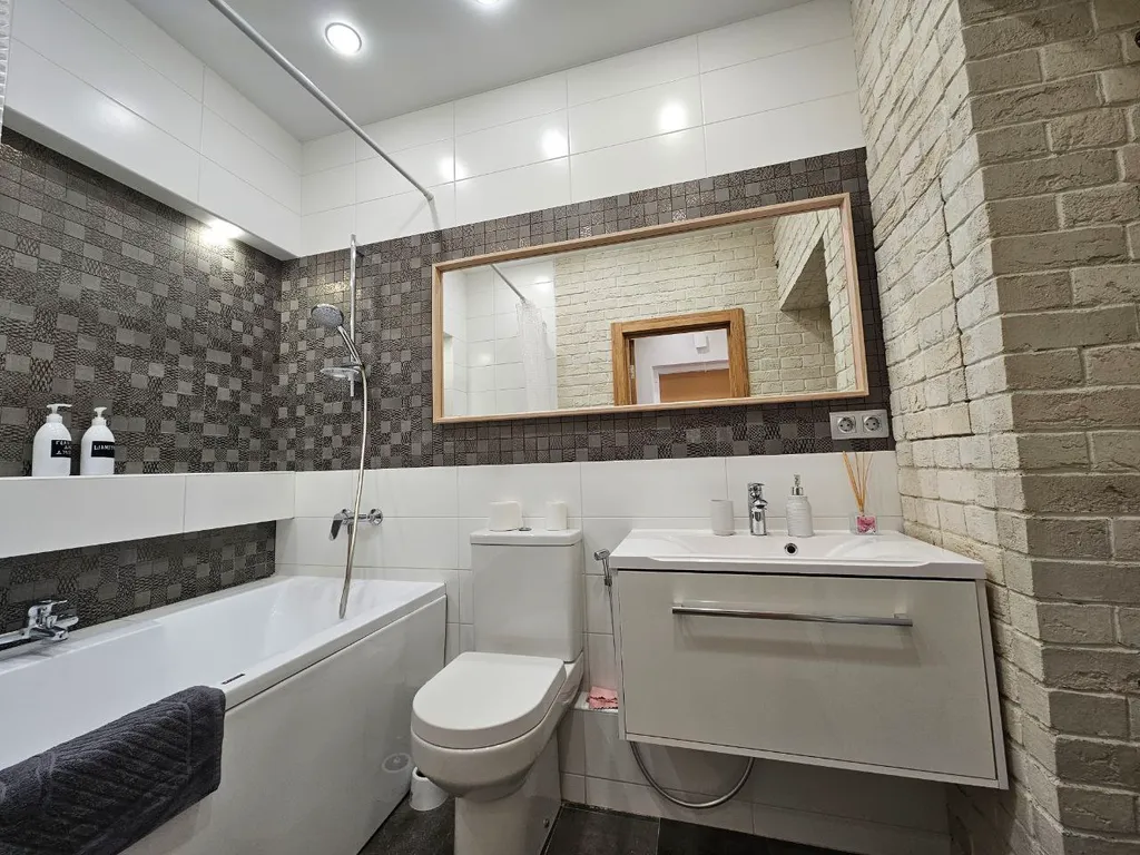 Стильная студия с панорамным окном на Борисовке White Lodging