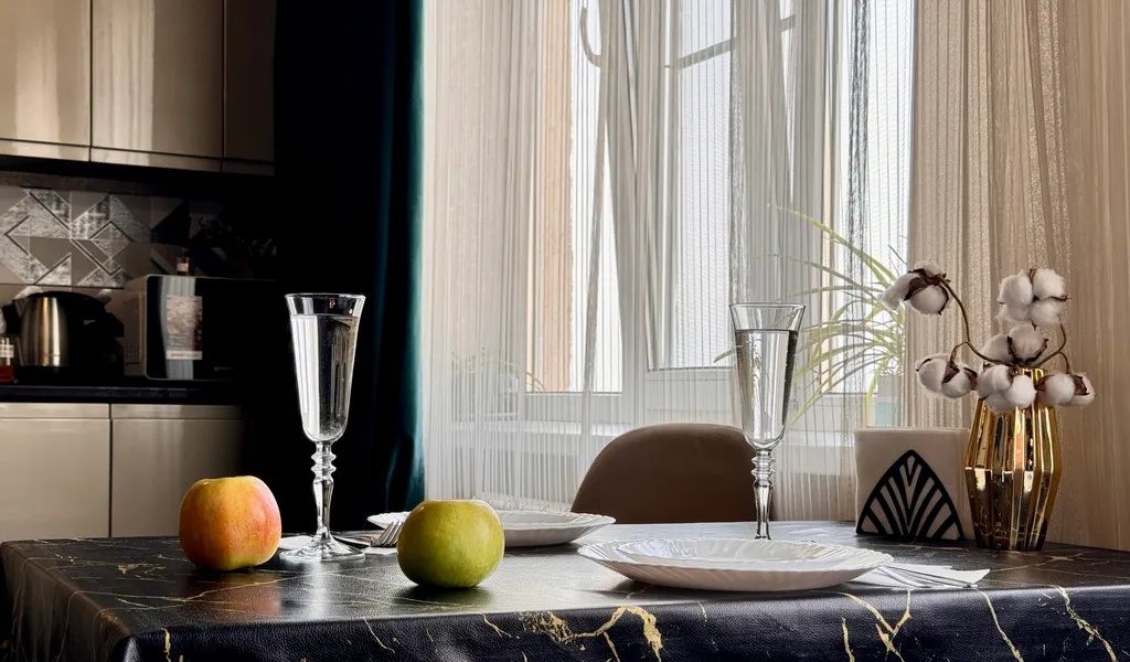 Студия с огромной парящей кроватью