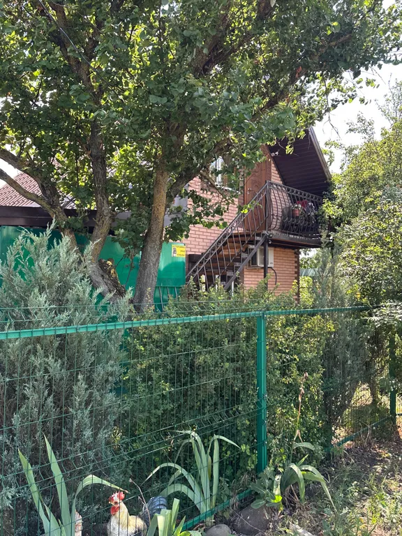 Уютный домик рядом с садом, хвойными деревьями, рядом с тц