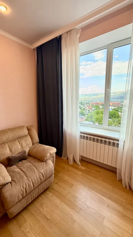 Просторный апартамент с видом на комсомольский парк рядом с озером