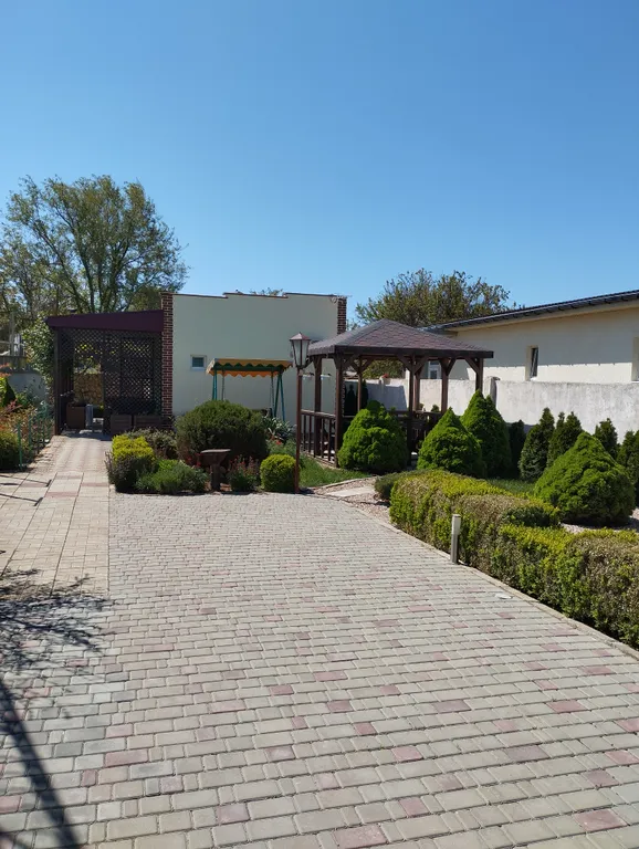 Уютная комната с кухней и беседкой  в частном доме