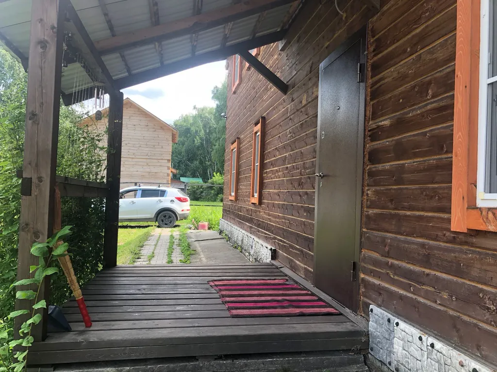 Комната с видом на лес и горы