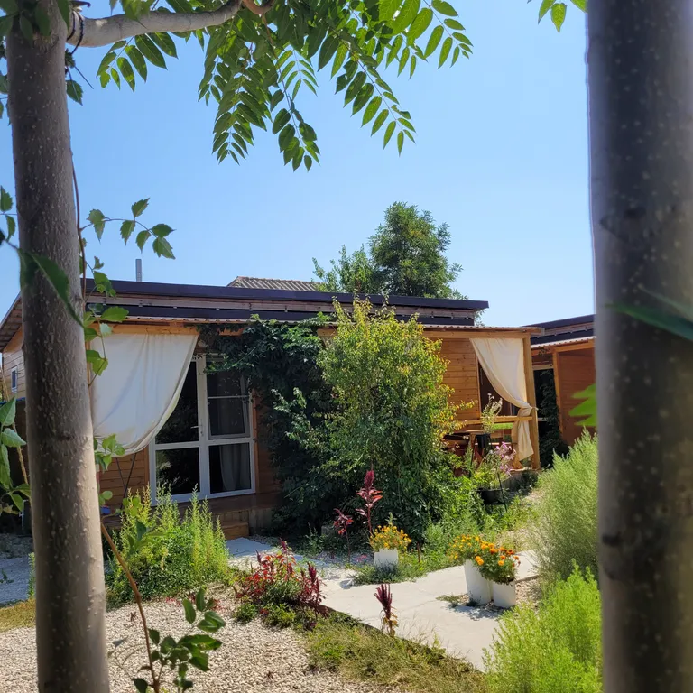 Коттедж Новый домик 2-комнатный с кухней и террасой на компанию — аренда посуточно в Береговое (Феодосия)