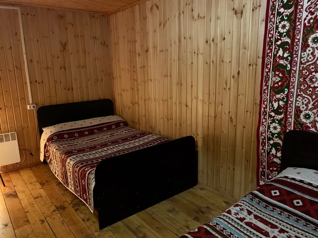 Домик стилизованный под Охотник на природной локации