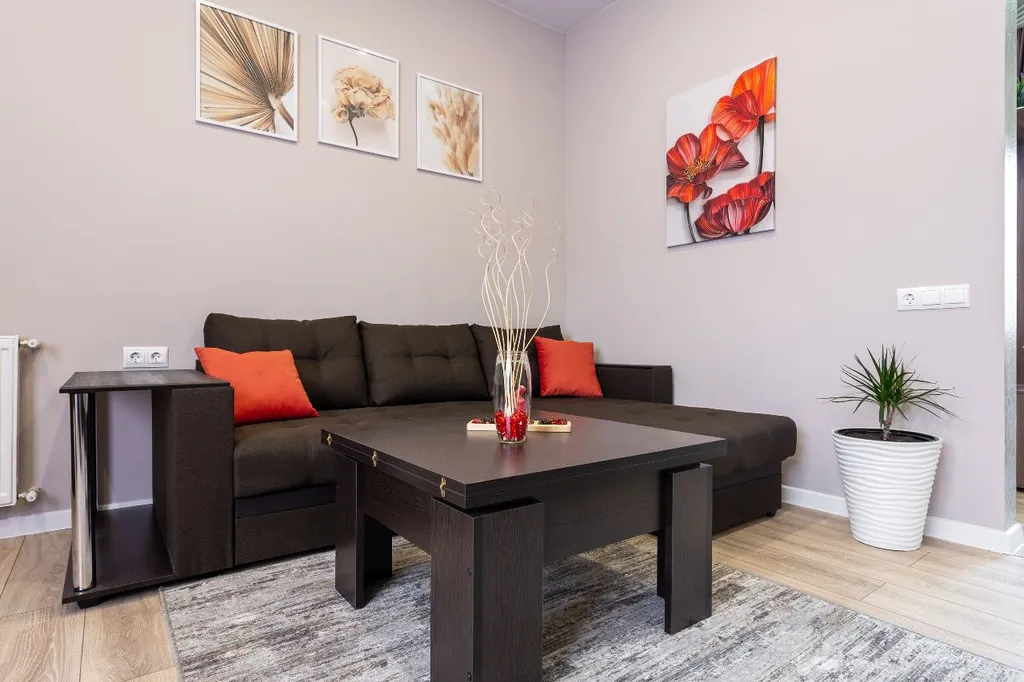 Домик коралл с бассейном в центре