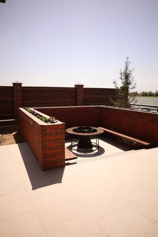 Вилла с бассейном на берегу реки в 30 минутах от центра города