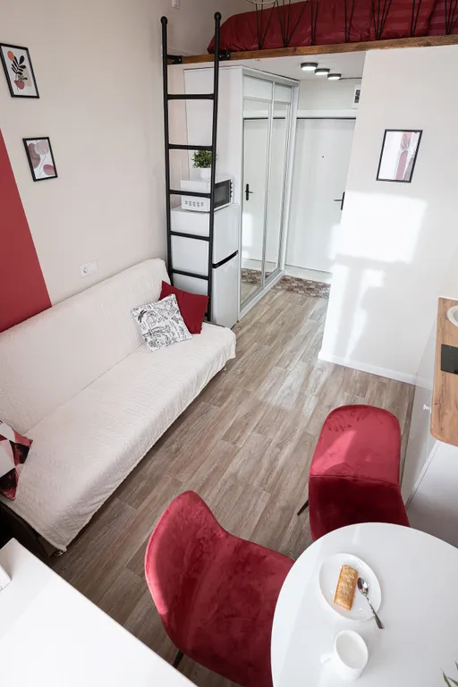 Яркая двухуровневая мини-студия