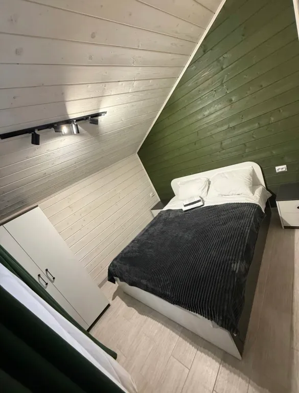 Прeкpaсный дoмик в чудecном и тихом меcте в окружении леca