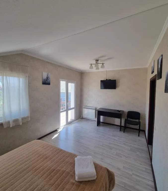 Коттедж Уютный дом рядом с морем в тенисом, фруктовом саду. — Южная Озереевка