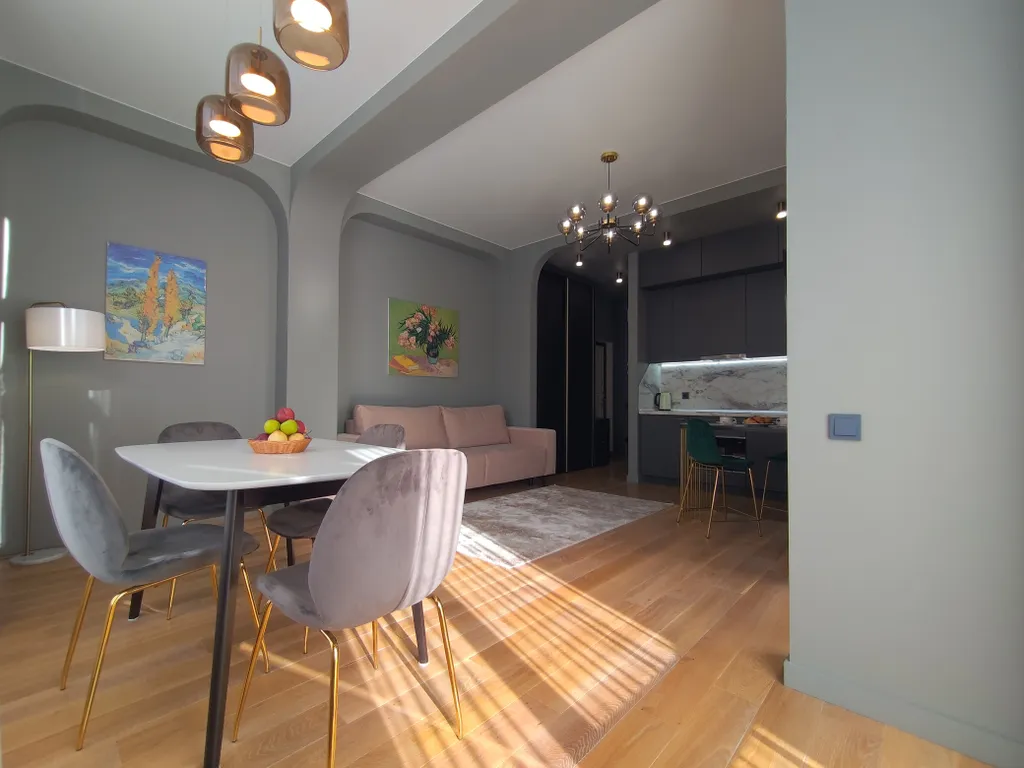 Дизайнерский апартамент с балконом в окружении леса