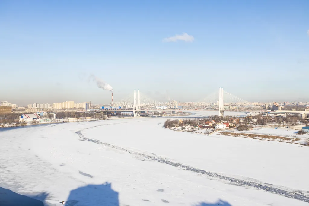 Студия с видом на Неву, мост и корабли