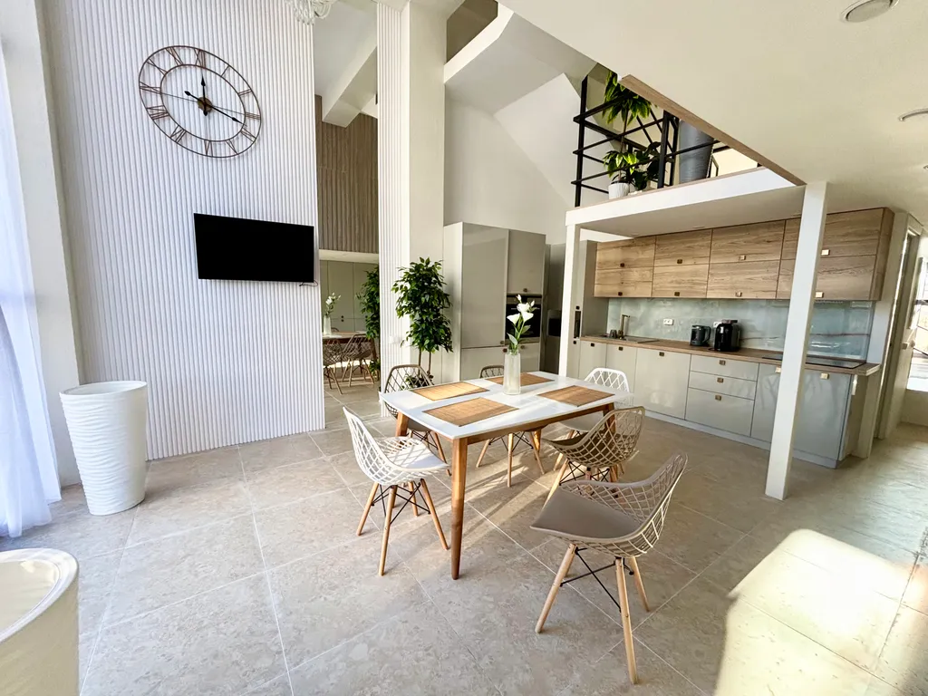 Кругозор туан-хаус с видом на реку