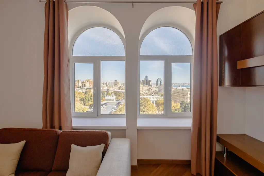 Апартаменты с видом на торговую улицу